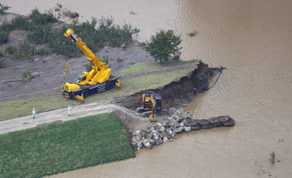 決壊した千曲川の堤防で行われる修復作業(13日、長野市)=小高顕撮影