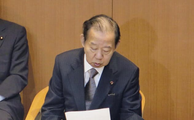 台風19号の被害を受けた自民党の緊急役員会で発言する二階幹事長(13日午後、東京・永田町の党本部)=共同 台風19号の被害を受けた自民党の緊急役員会で発言する二階幹事長(13日午後、東京・永田町の党本部)=共同