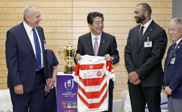 ラグビー日本代表のリーチ・マイケル主将(右から2人目)、ワールドラグビーのボーモント会長(左)らと面会する安倍首相(9月12日、首相官邸)=共同 ラグビー日本代表のリーチ・マイケル主将(右から2人目)、ワールドラグビーのボーモント会長(左)らと面会する安倍首相(9月12日、首相官邸)=共同