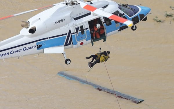 堤防が決壊した千曲川周辺で孤立した人たちを救出する救助隊（13日、長野市）