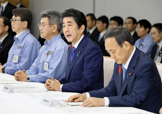 台風19号に関する非常災害対策本部会合の冒頭であいさつをする安倍首相=13日午後4時59分、首相官邸 台風19号に関する非常災害対策本部会合の冒頭であいさつをする安倍首相=13日午後4時59分、首相官邸