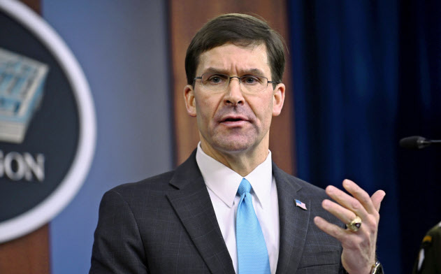 エスパー米国防長官はシリアのクルド人勢力がロシアに支援を求めており米軍との協力継続が難しくなったと説明した=ロイター エスパー米国防長官はシリアのクルド人勢力がロシアに支援を求めており米軍との協力継続が難しくなったと説明した=ロイター