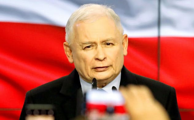 ポーランド下院選で勝利した与党「法と正義」を率いるカチンスキ氏=ロイター ポーランド下院選で勝利した与党「法と正義」を率いるカチンスキ氏=ロイター