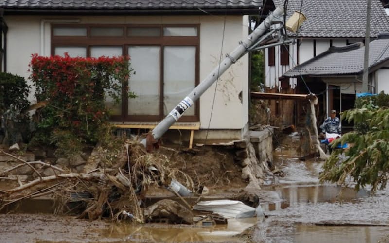 濁流が押し寄せ被害を受けた住宅(14日、長野市)=村越康二撮影 濁流が押し寄せ被害を受けた住宅(14日、長野市)=村越康二撮影