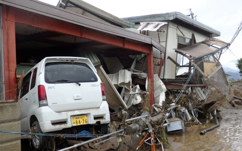 濁流に流されたとみられる車が民家に突っ込んでいた(14日、長野市) 濁流に流されたとみられる車が民家に突っ込んでいた(14日、長野市)