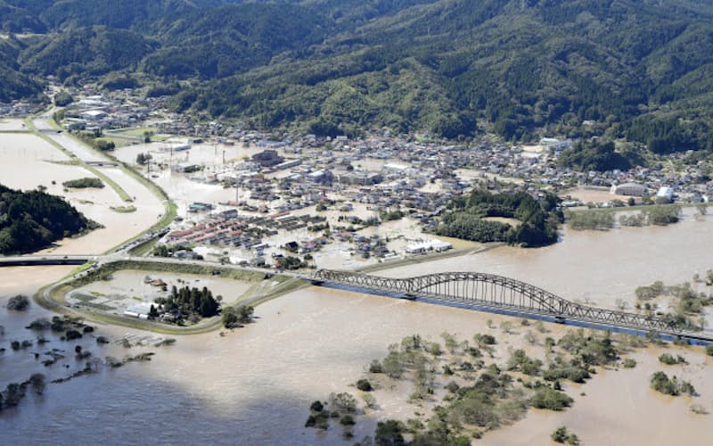 台風19号の影響で阿武隈川(手前)が氾濫し、浸水した宮城県丸森町の市街地(13日午前) 台風19号の影響で阿武隈川(手前)が氾濫し、浸水した宮城県丸森町の市街地(13日午前)
