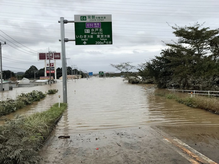 水戸の国道 那珂川氾濫で浸水 ホームセンター水没 日本経済新聞 水戸の国道 那珂川氾濫で浸水 ホームセンター水没 日本経済新聞