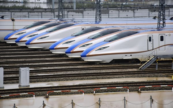 水が引いたJR東日本の長野新幹線車両センターに並ぶ北陸新幹線の車両（14日午後1時33分、長野市赤沼地区）=共同