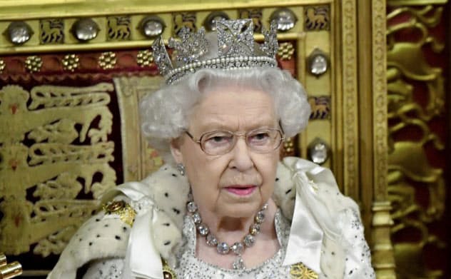 英国では政権の施政方針を女王が読み上げるのが慣習になっている=AP 英国では政権の施政方針を女王が読み上げるのが慣習になっている=AP