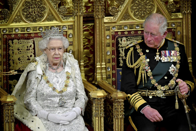 英国では政権の施政方針を女王が読み上げるのが慣習になっている(AP) 英国では政権の施政方針を女王が読み上げるのが慣習になっている(AP)