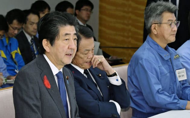 非常災害対策本部の会合であいさつする安倍首相(14日午前、首相官邸) 非常災害対策本部の会合であいさつする安倍首相(14日午前、首相官邸)