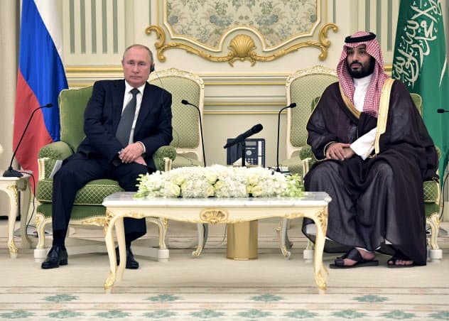 14日、リヤドで会談したロシアのプーチン大統領(左)とサウジアラビアのムハンマド皇太子=ロイター 14日、リヤドで会談したロシアのプーチン大統領(左)とサウジアラビアのムハンマド皇太子=ロイター