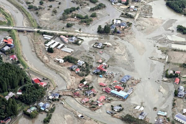 泥水に埋もれたままの宮城県丸森町の住宅地(15日午前)=共同