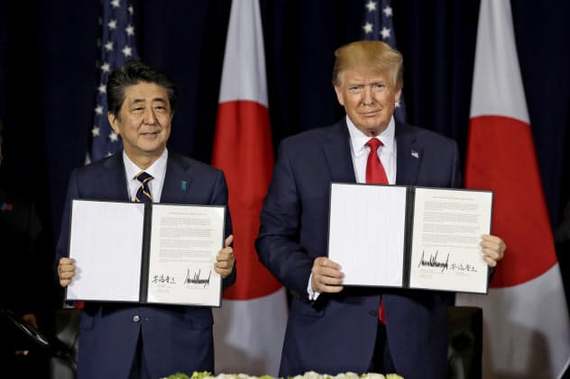 日米貿易協定締結で最終合意し、署名した共同声明を手にする安倍首相とトランプ米大統領(9月25日、ニューヨーク)=AP 日米貿易協定締結で最終合意し、署名した共同声明を手にする安倍首相とトランプ米大統領(9月25日、ニューヨーク)=AP