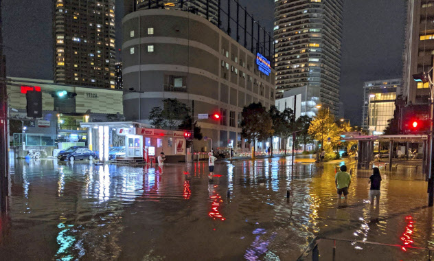 タワーマンションでも台風19号による浸水で地下の配電盤が壊れ停電が相次いだ(12日、川崎市)=AP タワーマンションでも台風19号による浸水で地下の配電盤が壊れ停電が相次いだ(12日、川崎市)=AP