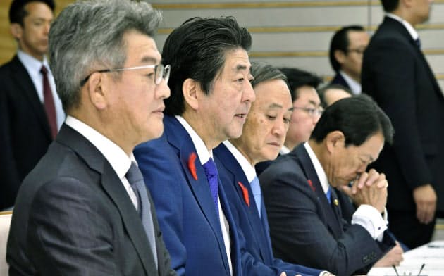 非常災害対策本部会議であいさつする安倍首相(左から2人目)(15日、首相官邸)=共同 非常災害対策本部会議であいさつする安倍首相(左から2人目)(15日、首相官邸)=共同
