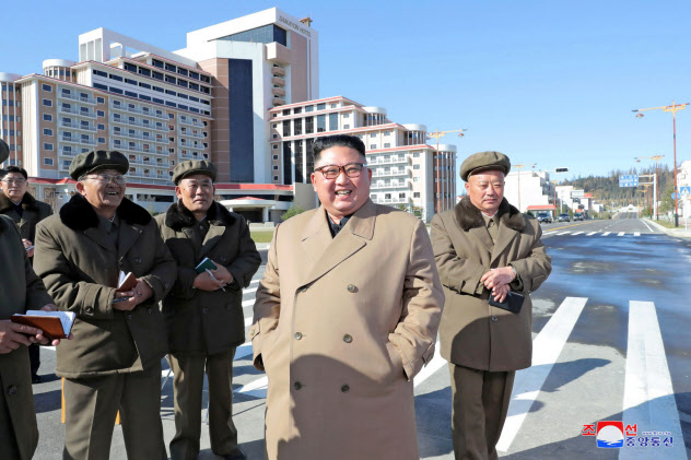 三池淵の建設現場を視察する金正恩氏=朝鮮中央通信・ロイター 三池淵の建設現場を視察する金正恩氏=朝鮮中央通信・ロイター