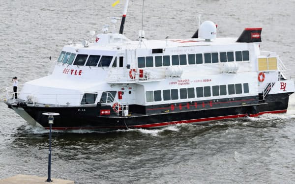 福岡市の博多港と韓国・釜山港を結ぶ高速船「ビートル」は利用者が急減した