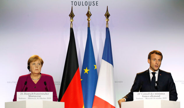 16日、記者会見した独仏首脳(南仏トゥールーズ)=ロイター 16日、記者会見した独仏首脳(南仏トゥールーズ)=ロイター