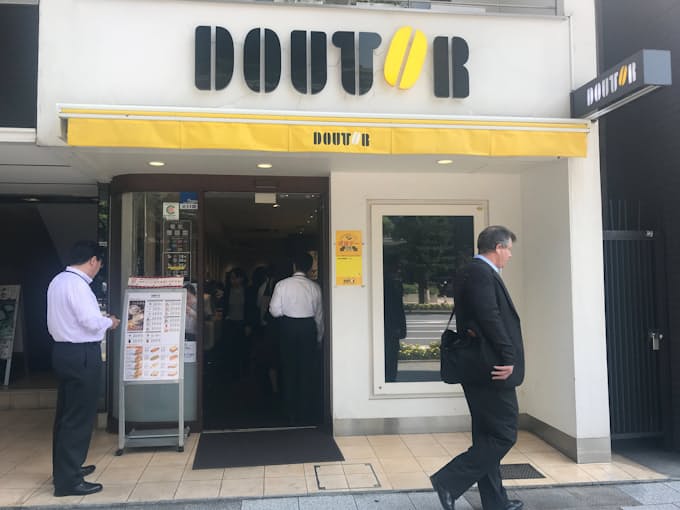 ドトール 店内利用の紙コップに イートイン シール 日本経済新聞