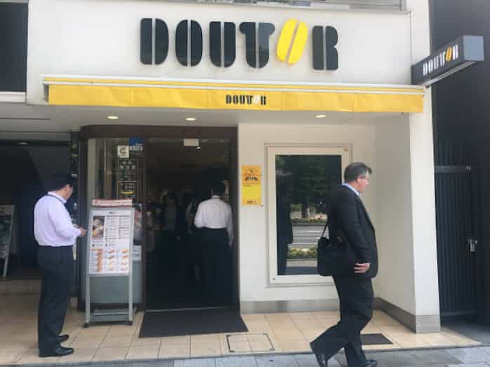 ドトール 店内利用の紙コップに イートイン シール 日本経済新聞