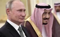 サウジアラビアを訪れてサルマン同国国王（右）と歓迎式典に臨むロシアのプーチン大統領（14日、リヤド）=ロイター