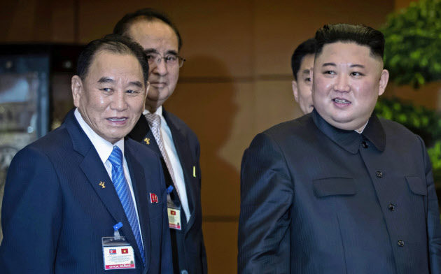 米朝首脳会談の翌日、金正恩委員長と並んで歩く金英哲氏=左(3月1日、ハノイ)=AP 米朝首脳会談の翌日、金正恩委員長と並んで歩く金英哲氏=左(3月1日、ハノイ)=AP
