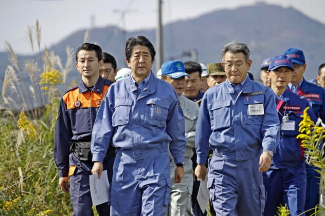 福島県本宮市の被害状況の視察に訪れた安倍首相=17日午前 福島県本宮市の被害状況の視察に訪れた安倍首相=17日午前