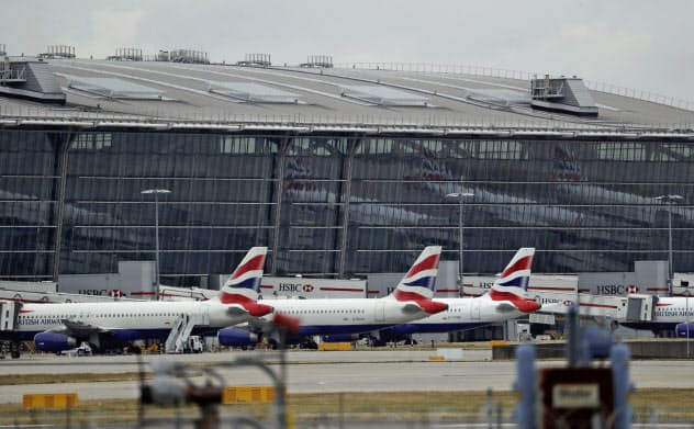 英ヒースロー空港の発着枠は限界に近づいている=AP 英ヒースロー空港の発着枠は限界に近づいている=AP