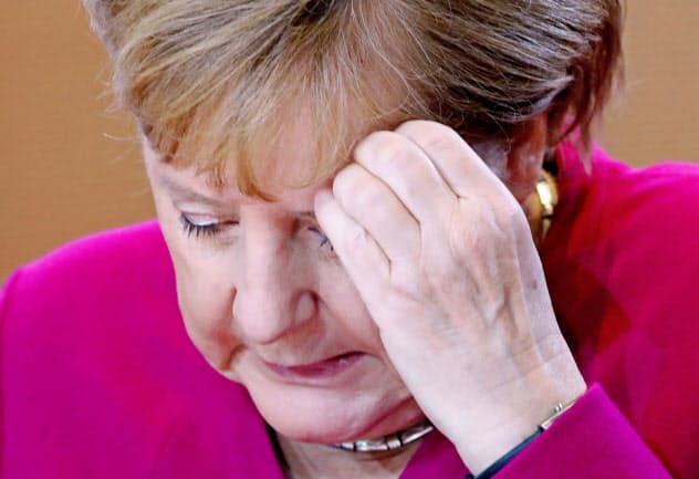 連立政権の揺らぎとマイナス成長に直面したメルケル独首相の悩みは深い(16日、ベルリン)=ロイター 連立政権の揺らぎとマイナス成長に直面したメルケル独首相の悩みは深い(16日、ベルリン)=ロイター