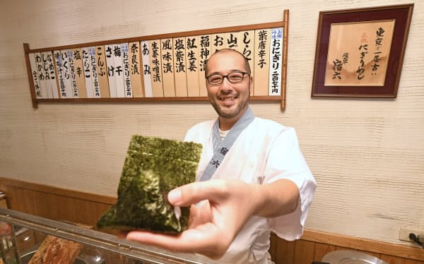 具は約20種類。目の前で手際よく握ってくれる(おにぎり浅草宿六=東京都台東区)