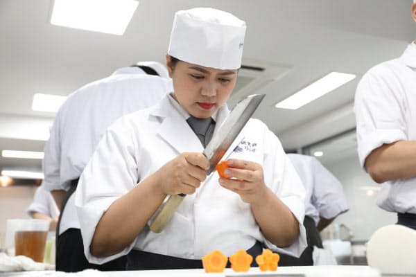 和食の危機 救うのは外国人 増える板前修行 日本経済新聞