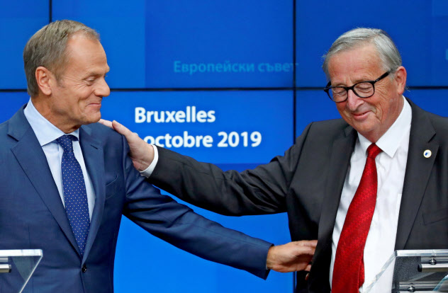 記者会見するトゥスクEU大統領(左)とユンケル欧州委員長=ロイター 記者会見するトゥスクEU大統領(左)とユンケル欧州委員長=ロイター