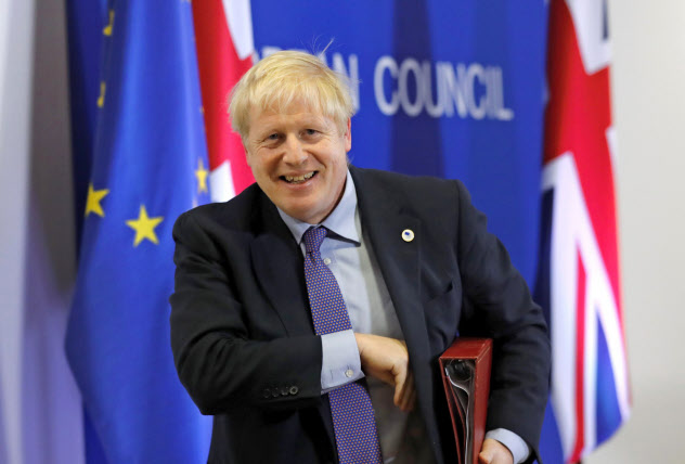 ジョンソン英首相は10月31日の離脱を国民との約束だと訴える(AP) ジョンソン英首相は10月31日の離脱を国民との約束だと訴える(AP)