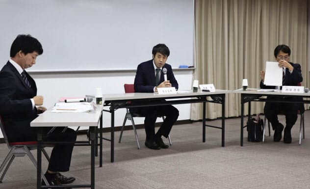 神戸市立東須磨小の教諭いじめ問題で市教委が設置した調査委員会の初会合(18日午前、同市)=共同 神戸市立東須磨小の教諭いじめ問題で市教委が設置した調査委員会の初会合(18日午前、同市)=共同