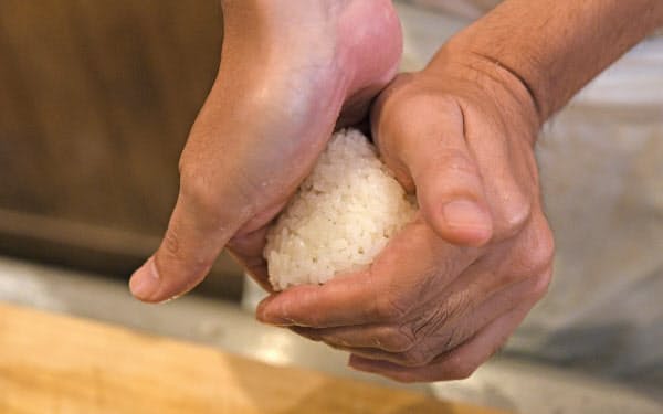 コメの炊き具合。具とのりとのバランス。握り方と食感の関係。シンプルなように見えて奥深い