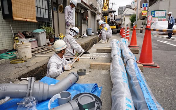 水道管の敷設工事をする作業員（9月27日、大阪市城東区）
