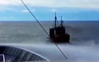 接近する北朝鮮漁船（奥）に放水する水産庁の漁業取り締まり船（7日に衝突した際の映像）=水産庁提供