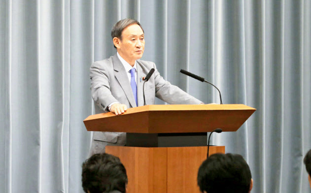 記者会見する菅官房長官=18日午後、首相官邸 記者会見する菅官房長官=18日午後、首相官邸