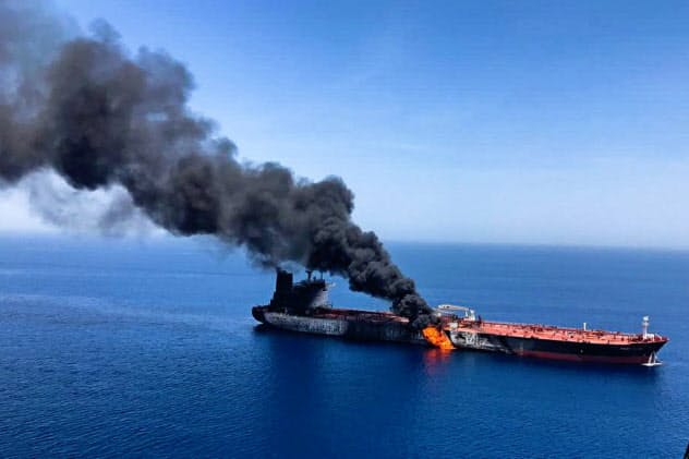 ホルムズ海峡近くで攻撃を受け炎上するタンカー=ロイター ホルムズ海峡近くで攻撃を受け炎上するタンカー=ロイター