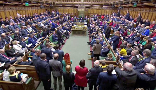 英議会では、新しいEU離脱案の審議が白熱した(19日、ロンドン)=ロイター