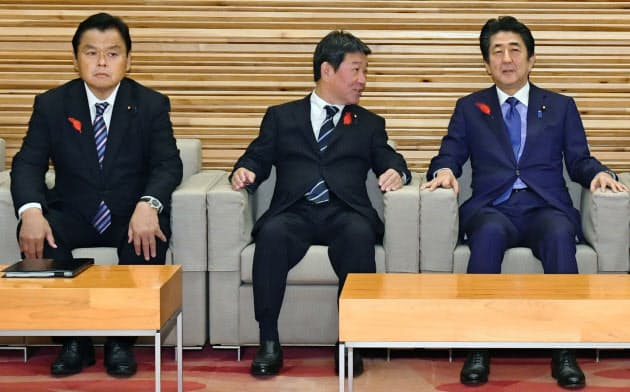 （左から）赤羽国交相、茂木外相は、安倍首相と同じ1993年衆院選で初当選した