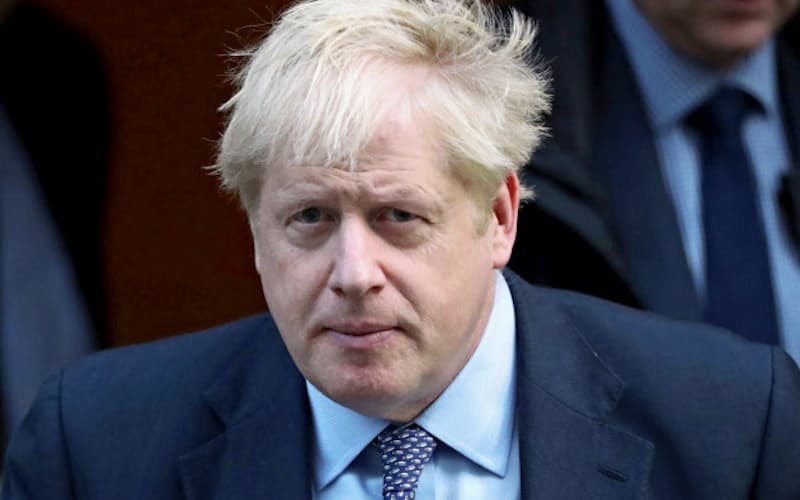 ジョンソン英首相は10月末のEU離脱を諦めない構え(19日、ロンドン)=ロイター ジョンソン英首相は10月末のEU離脱を諦めない構え(19日、ロンドン)=ロイター