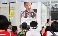 20日は元日本代表の選手・監督で3年前に亡くなった平尾誠二氏の命日にあたり、東京スタジアム前には写真付きのボードが掲げられた