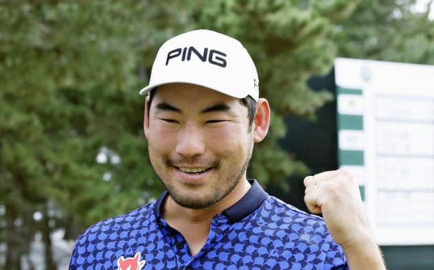 通算1オーバーで初優勝を決め、ガッツポーズするチャン・キム=共同 通算1オーバーで初優勝を決め、ガッツポーズするチャン・キム=共同
