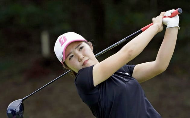 最終日、12番でティーショットを放つ古江彩佳。通算17アンダーで逆転優勝=共同 最終日、12番でティーショットを放つ古江彩佳。通算17アンダーで逆転優勝=共同