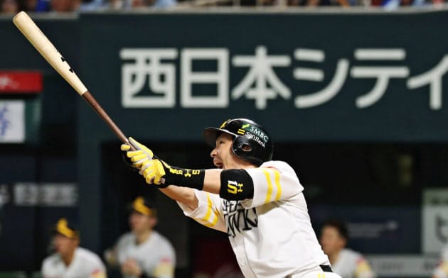 七回ソフトバンク無死一、三塁、松田宣が中越えに先制3ランを放つ=共同 七回ソフトバンク無死一、三塁、松田宣が中越えに先制3ランを放つ=共同