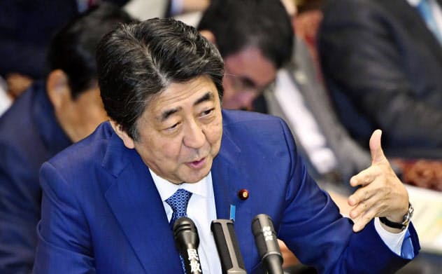 16日の参院予算委員会で答弁する安倍首相=共同 16日の参院予算委員会で答弁する安倍首相=共同