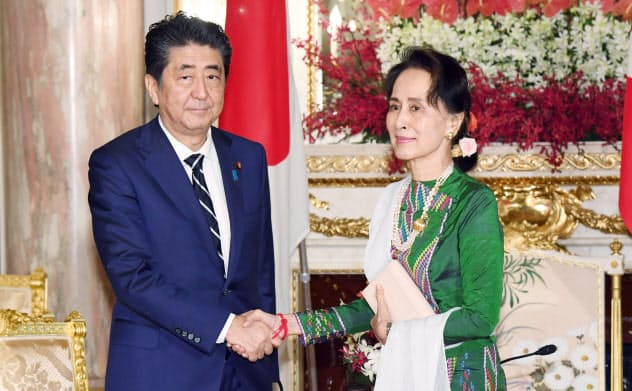 会談を前に握手を交わす安倍晋三首相(左)とミャンマーのアウン・サン・スー・チー国家顧問兼外相(21日午前、東京・元赤坂の迎賓館)=代表撮影 会談を前に握手を交わす安倍晋三首相(左)とミャンマーのアウン・サン・スー・チー国家顧問兼外相(21日午前、東京・元赤坂の迎賓館)=代表撮影