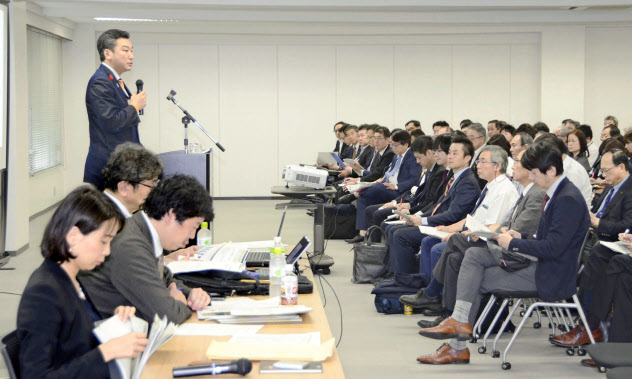 橋本岳厚労副大臣(左奥)の説明を聞く自治体や病院の関係者ら(10月17日、福岡市) 橋本岳厚労副大臣(左奥)の説明を聞く自治体や病院の関係者ら(10月17日、福岡市)